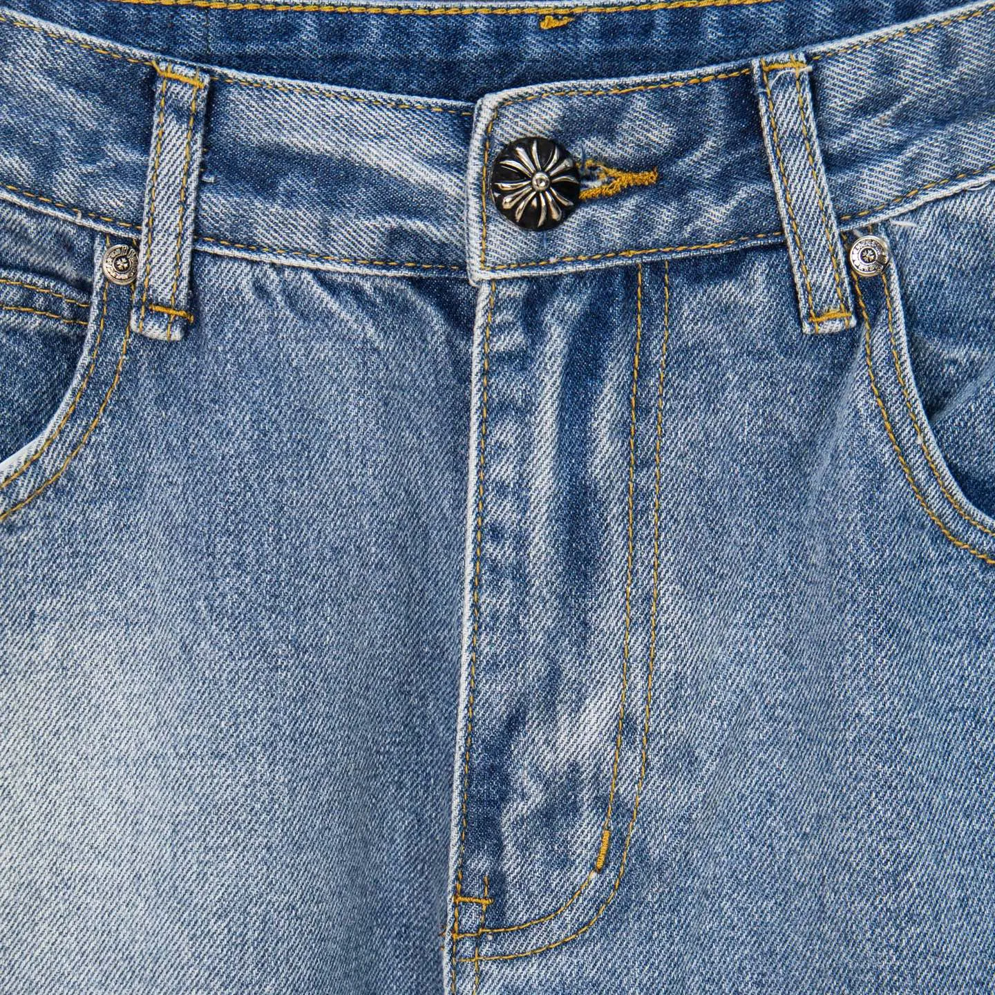 P260 Chrome Hearts light blue pants, Sanskrit black and white patchwork leather jeans. CH jeans need to be washed before being dismantled and then hand-stitched with sheepskin cross leather and then spliced ​​together. The whole piece has too many craftsmanship to explain. The patches are decorated with cross patterns, and the high-waisted washed jeans! ! Absolutely high-end luxury products, god-level single products and super popular products, made with top heavy industry, a must-see magic weapon. Customized hardware. The fabric is thick and soft after washing. It has good breathability. Customized small leather label. Unique design. The details are simple and elegant, and the workmanship is exquisite. The entire trousers are neatly routed and the details are in place! It’s so cool that both men and women can easily control the genderless trend! Style number: 1803# Color: blue Size: 28 30 32 34